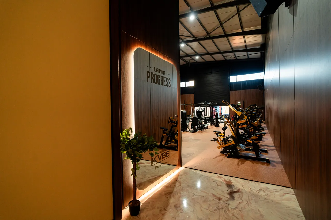 Entrada para a Sala de Treino do KVBE Suite Fitness Club — Earn Your Progress