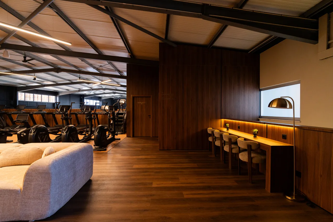 Zona de Lounge, Cardio e Espaço de Coworking no Piso Superior do KVBE em Leiria