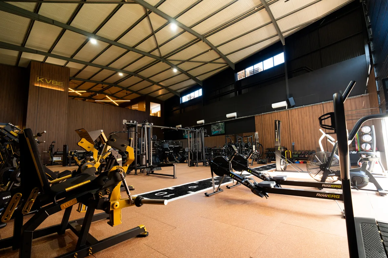 Sala de Musculação e Performance de 1.100m² do KVBE Suite Fitness Club em Leiria